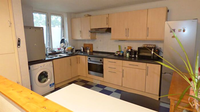 3 Bedroom Maisonette For Sale In Marden Square, London, SE16