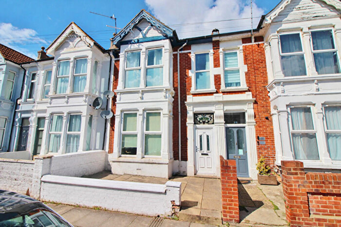 2 Bedroom Flat For Sale In Oriel Road, North End, PO2