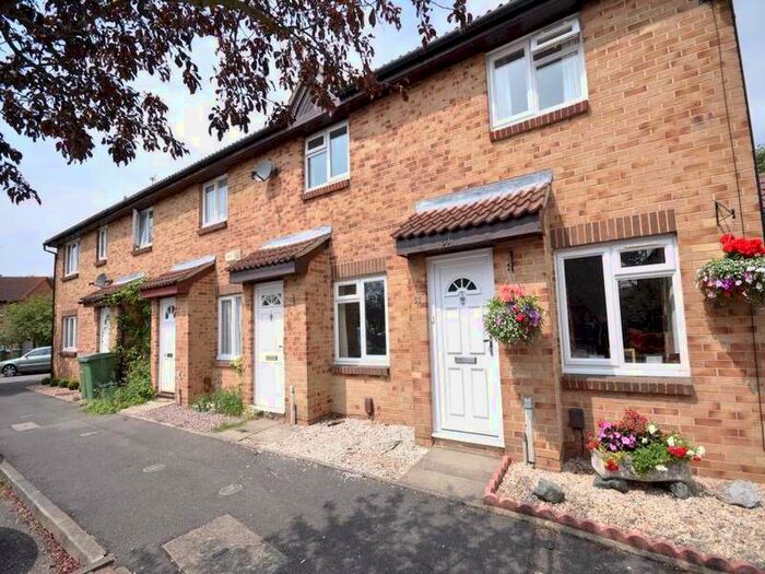 2 Bedroom House For Sale In Telford Drive, Waltononthames, Surrey, KT12