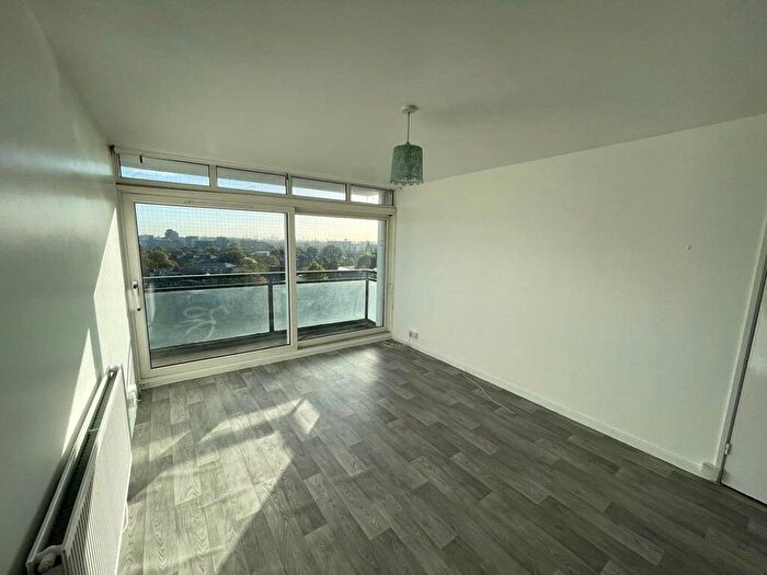 1 Bedroom Apartment To Rent In Rowstock Gardens, Islington, London, N7