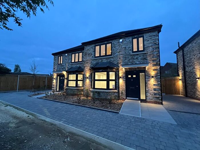 3 Bedroom Semi-detached House For Sale In New Pond Road, Holmer Green, HP15