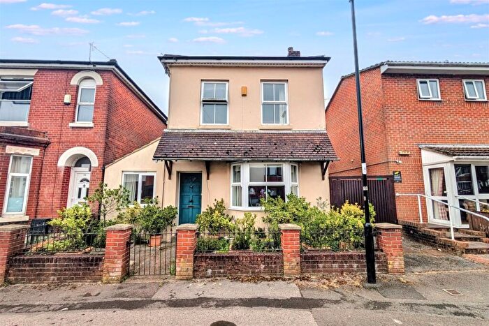3 Bedroom Detached House For Sale In Inner Avenue, SO14