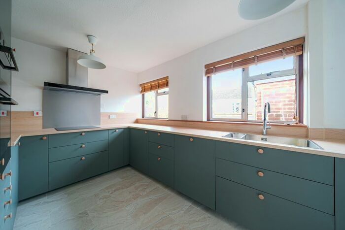 4 Bedroom Bungalow To Rent In Thorn Lane, Four Marks, Alton, GU34