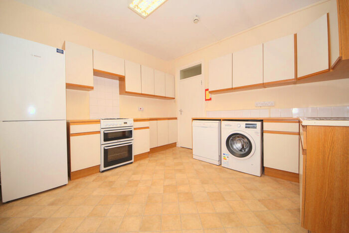 2 Bedroom Flat To Rent In Chase Side, Southgate, N14