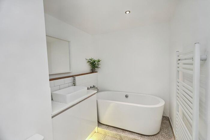 2 Bedroom Apartment To Rent In Grove Road, Surbiton, KT6