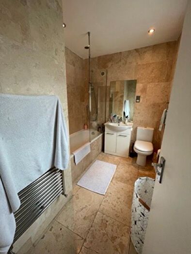 4 Bedroom Semi-Detached House For Sale In Hendon Way, London, NW2