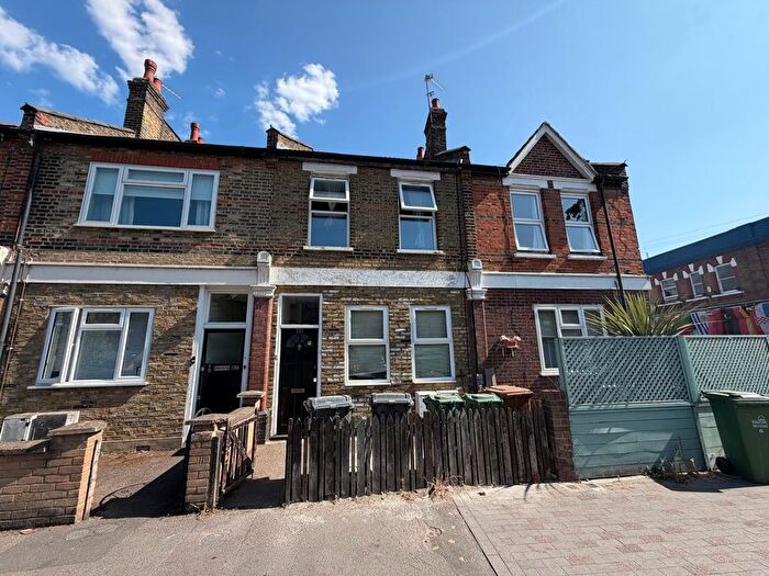 2 Bedroom Flat To Rent In Coppermill Lane, E17