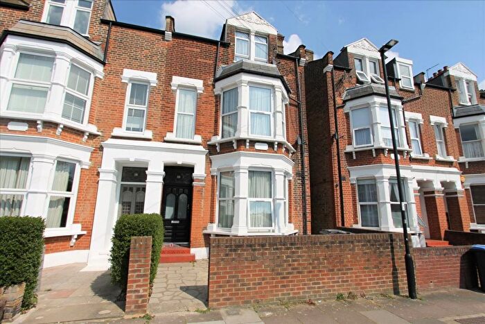 Studio To Rent In Park Avenue, London, N13