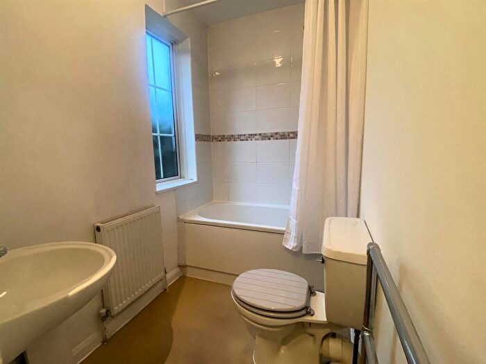 1 Bedroom Flat To Rent In Garden And Parking - Tring Road, HP20