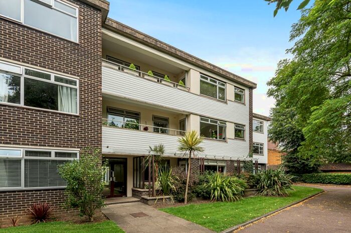 2 Bedroom Flat To Rent In Blackheath Park London, SE3