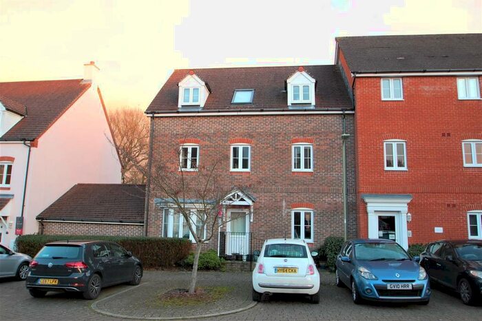 2 Bedroom Flat To Rent In Hanbury Square, Petersfield, GU31