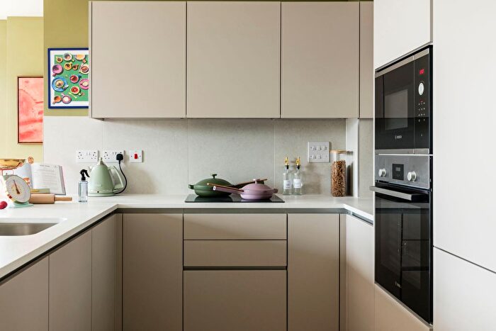 3 Bedroom Flat To Rent In Masonry Place, Hayes, UB3