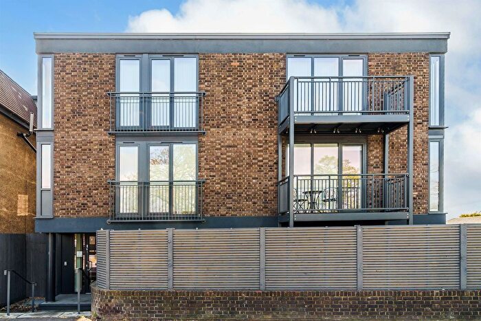 1 Bedroom Flat For Sale In Tealing Drive, Epsom, KT19