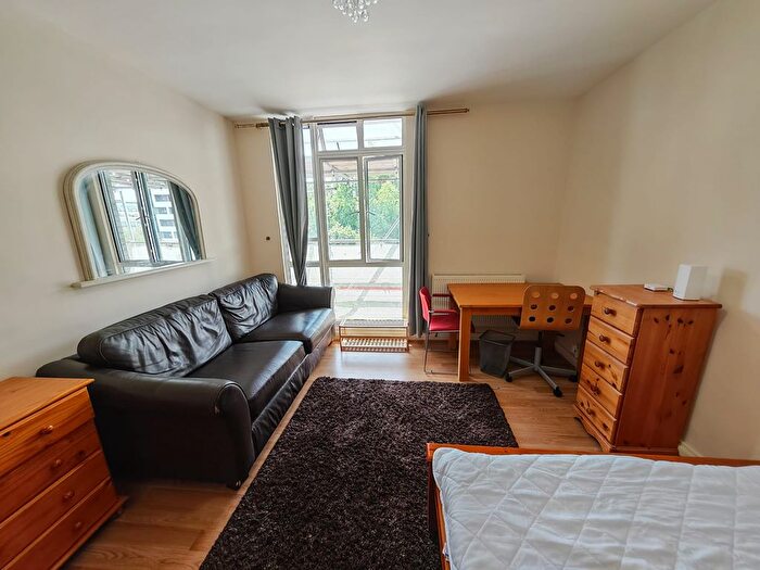 4 Bedroom Flat To Rent In Hallfied Estate, London, W2