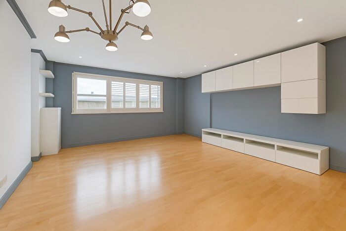 3 Bedroom Flat To Rent In Arnhem Place, London, E14