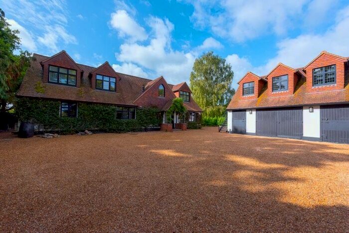 4 Bedroom Detached House To Rent In Hare Hill, Addlestone, Surrey, KT15