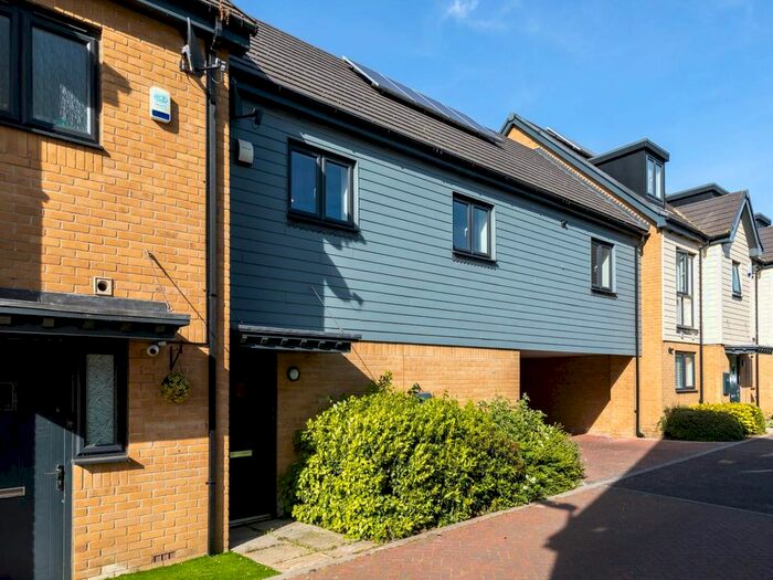 2 Bedroom Flat To Rent In Becket Close, Woodford Green, Essex IG8