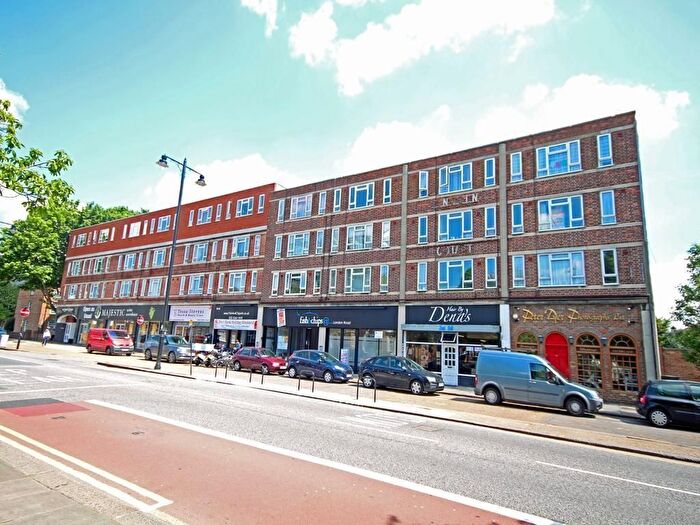 2 Bedroom Flat To Rent In Lincoln Court, Enfield, EN2