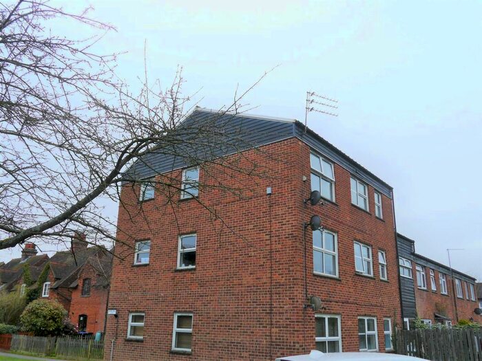 2 Bedroom Flat To Rent In Howe Dell, Hatfield, AL10