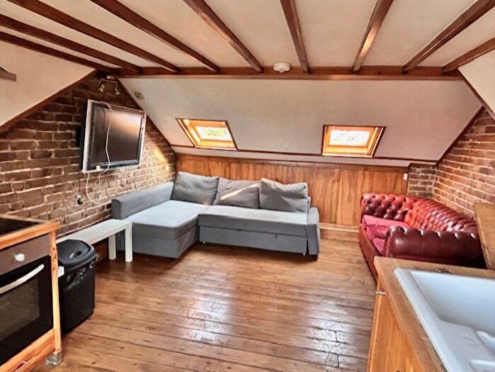 2 Bedroom Flat To Rent In Hurst Road, West Molesey, KT8