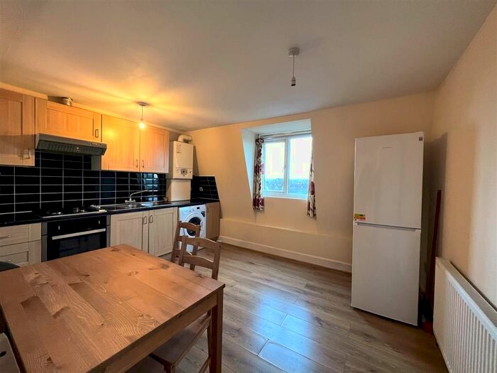 2 Bedroom Flat To Rent In High Street Colliers Wood, Colliers Wood, London, SW19