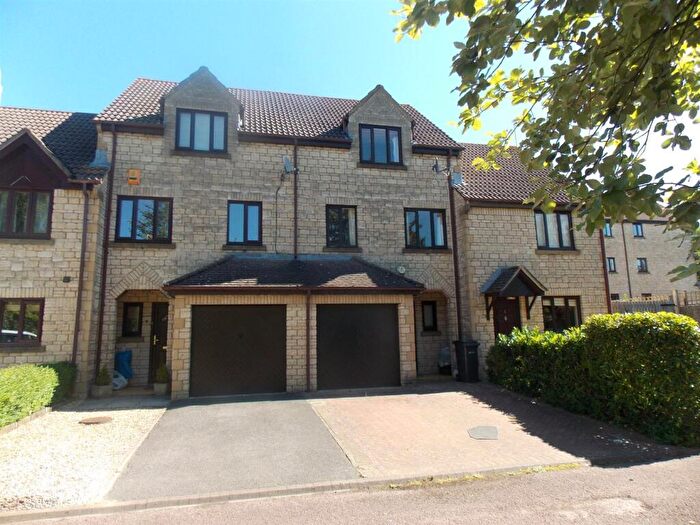 3 Bedroom Town House For Sale In Hanstone Close, Cirencester, GL7