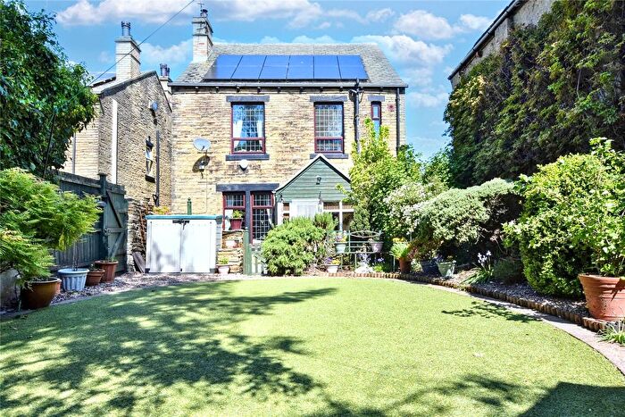 5 Bedroom Detached House For Sale In Smalewell Road, Pudsey, West Yorkshire, LS28