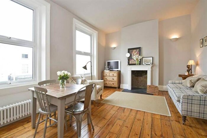 2 Bedroom Flat To Rent In Castelnau, London, SW13
