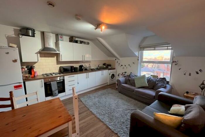 3 Bedroom Flat To Rent In Richmond Road - Cardiff, CF24