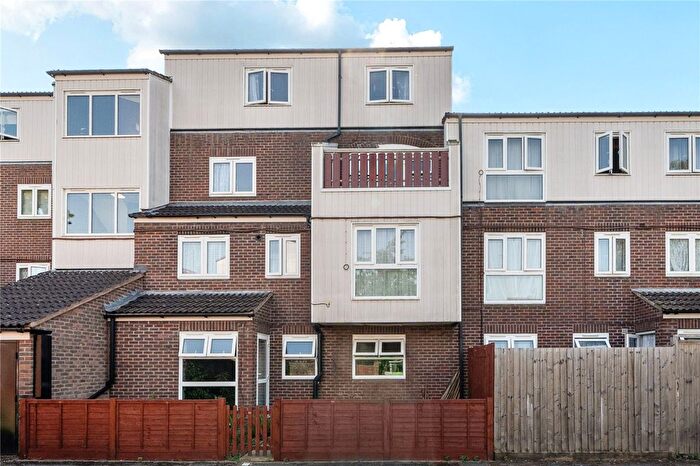3 Bedroom Flat For Sale In Dunmow Close, Feltham, TW13