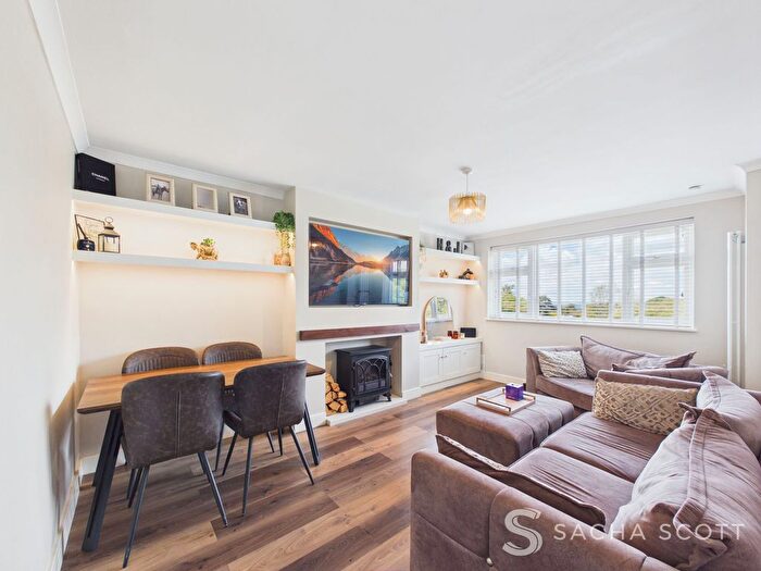 2 Bedroom Flat For Sale In Home Farm Close, Tadworth, KT20