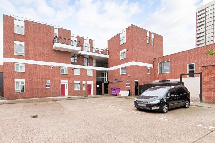 3 Bedroom Maisonette To Rent In Gwilym Maries House, Canrobert Street, London, E2