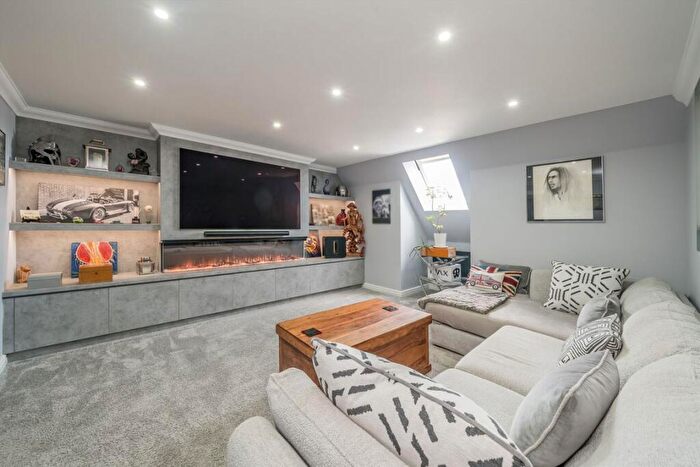 2 Bedroom Flat For Sale In Oatlands Drive, Weybridge, KT13
