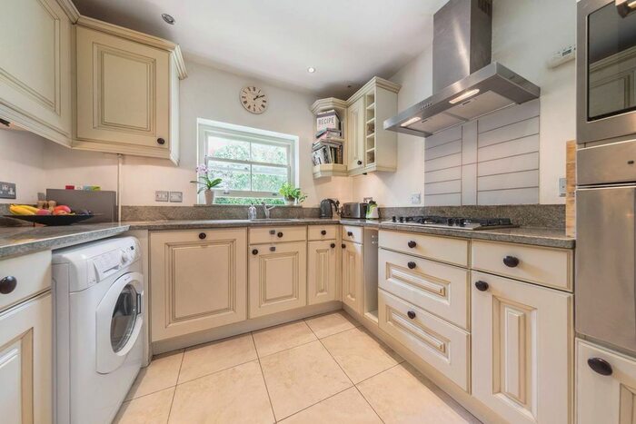 2 Bedroom Flat To Rent In Astonville Street, Southfields, London, SW18