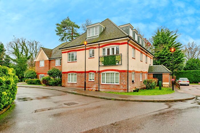 2 Bedroom Flat For Sale In Birch Grove, Felbridge, East Grinstead, RH19