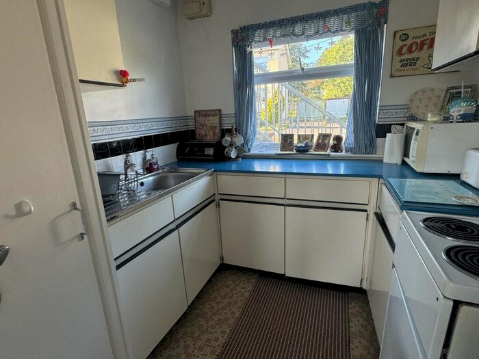 2 Bedroom Flat For Sale In Sun Valley Drive, Saundersfoot, Pembrokeshire., SA69