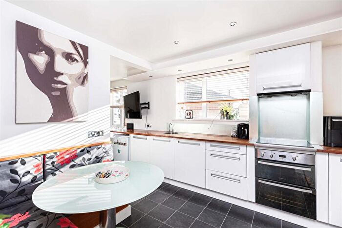 2 Bedroom Flat To Rent In Garage, Parking, Balcony, Stunning Rental On Crosby Road, BH4