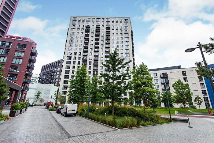 2 Bedroom Apartment To Rent In Bedroom Property In Grantham House, Botanic Square, E14
