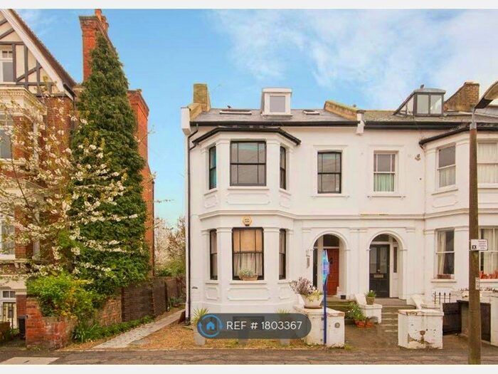 2 Bedroom Flat To Rent In St. Johns Road, Hampton Wick, Kingston Upon Thames, KT1