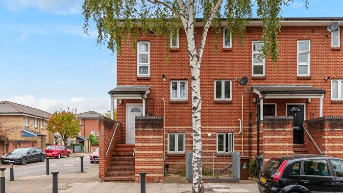 1 Bedroom Flat For Sale In Silver Birch Avenue, London, E4