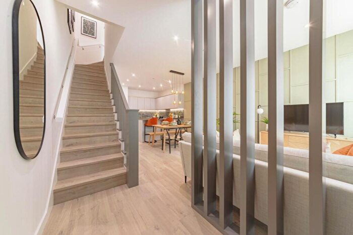 4 Bedroom Town House To Rent In Springpark Drive, Woodberry Down, London, N4