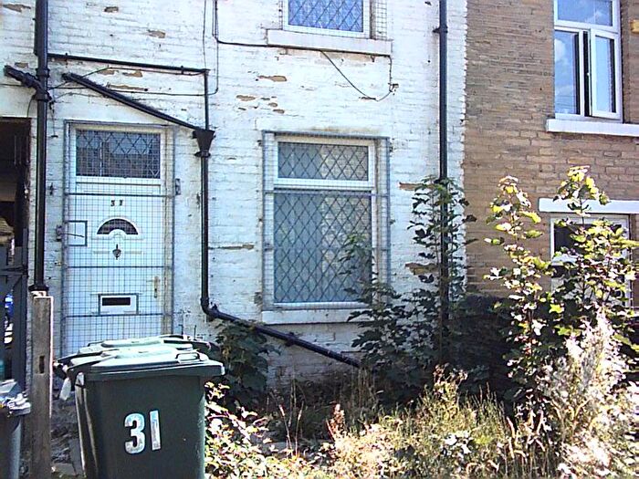 3 Bedroom Terraced House To Rent In Naples Street, Bradford, BD8