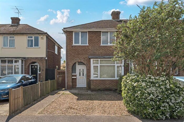 3 Bedroom End Of Terrace House For Sale In Winchester Road, Bedford, MK42