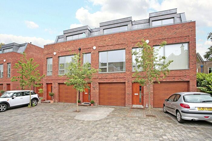 3 Bedroom Town House To Rent In High Street, Esher, KT10