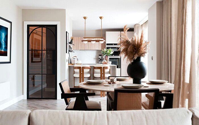 3 Bedroom Flat To Rent In Chester Road, Manchester, Greater Manchester, M15