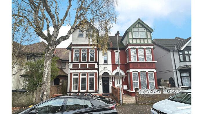 7 Bedroom Semi-Detached House For Sale In Conway Road, Luton, Bedfordshire, LU4