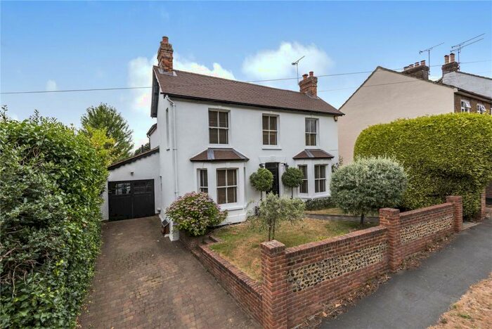 4 Bedroom Detached House To Rent In Upper Weybourne Lane, Farnham, Surrey, GU9