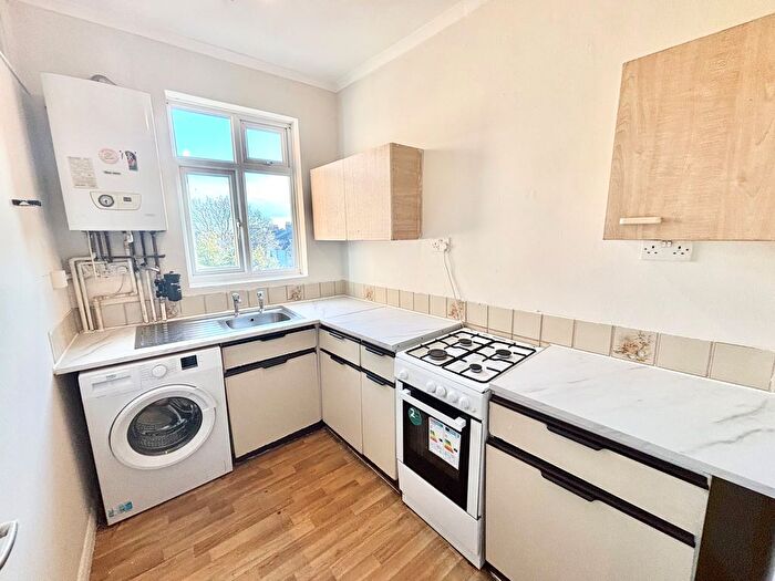 3 Bedroom Flat To Rent In High Street, Penge, SE20