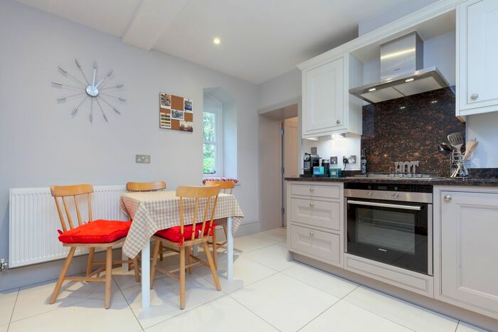 2 Bedroom Cottage To Rent In Lawn Upton Close, Littlemore, Oxford, OX4