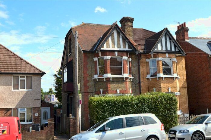 2 Bedroom Flat To Rent In Waddon Park Avenue, Waddon, Croydon, CR0